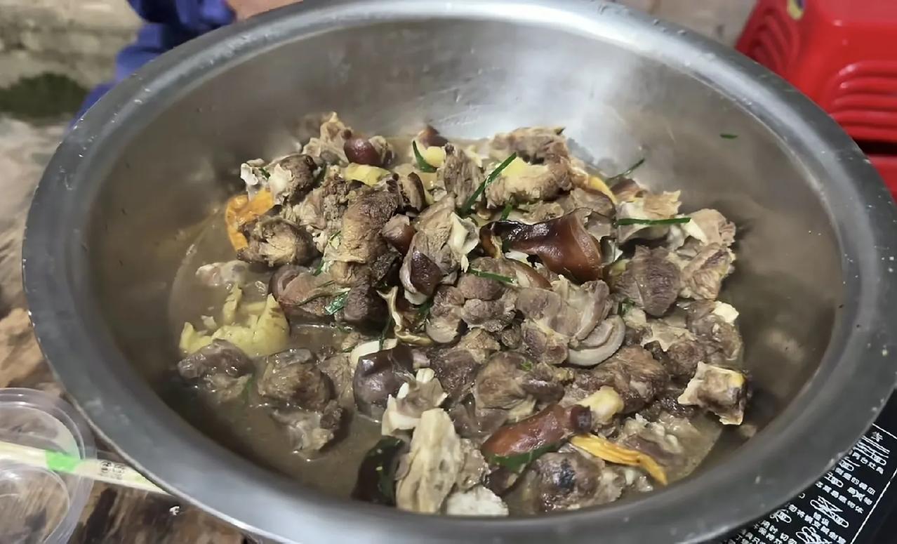 广西小伙爆炒狗肉
技术一流、香飘四邻
冬天到了，又是进补的季节
狗肉又称香肉，大