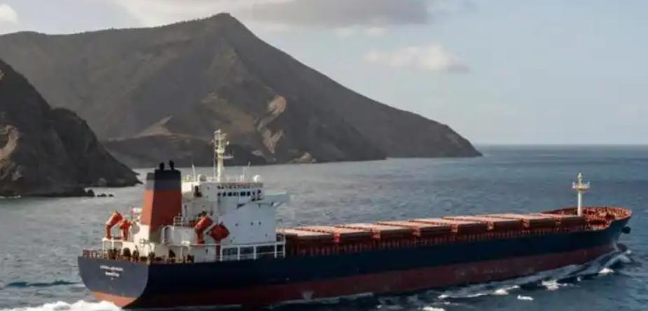 伊朗开始对美军的海上封锁出手，万吨货轮冲击美军封锁线。美军派军舰拦截，也招致伊朗