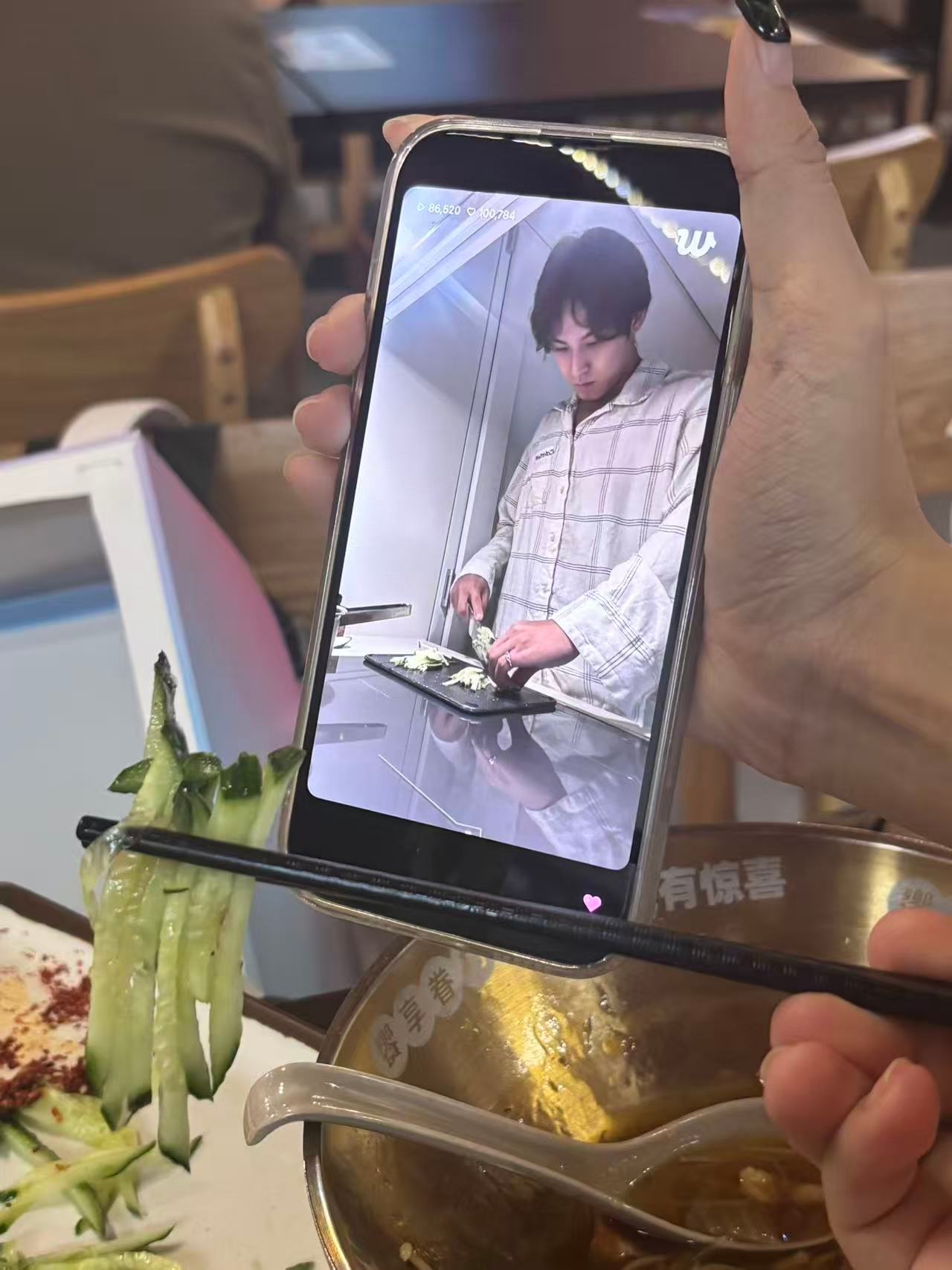 怎么就这么刚刚好在切黄瓜谢谢老爸我先吃上了 ​​​