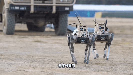发现这次珠海航有三件令人眼前一亮的无人装备。

1、“九天”无人蜂群空中母舰。