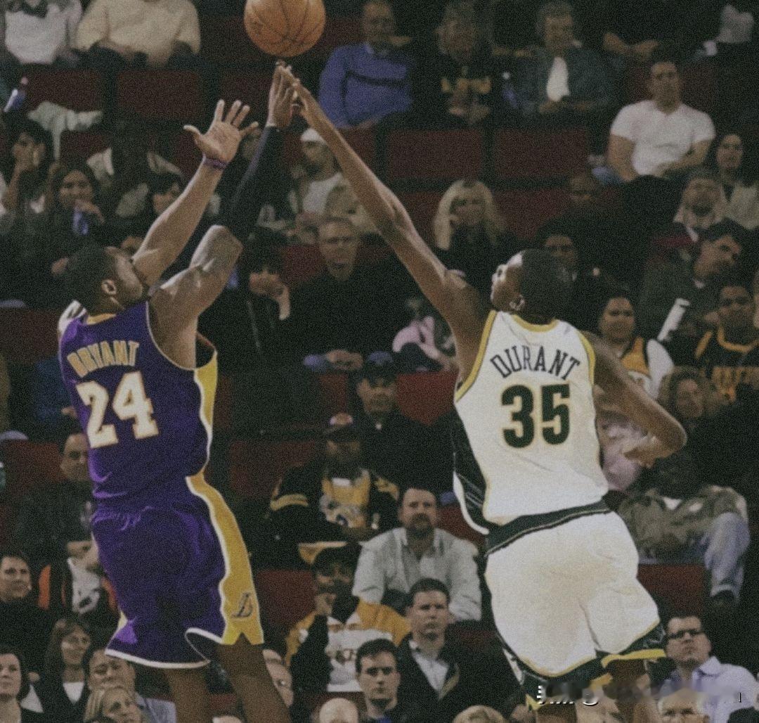 【🏀篮球传奇对决！科比VS杜兰特的时光之刃⚔️】

每当我看到科比和杜兰特的比