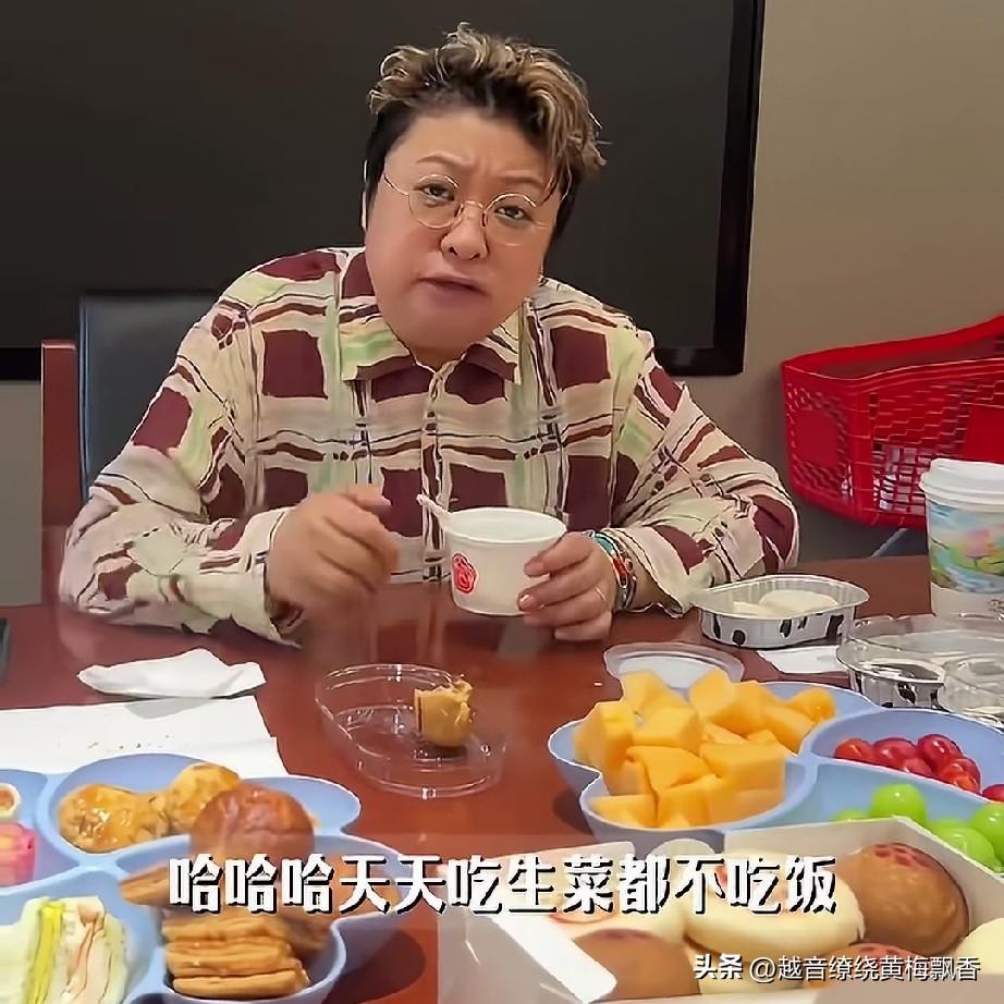你们看韩红吃的这些食品，全是高油高糖的甜点，能不发胖吗？
  韩红本来长得也不丑