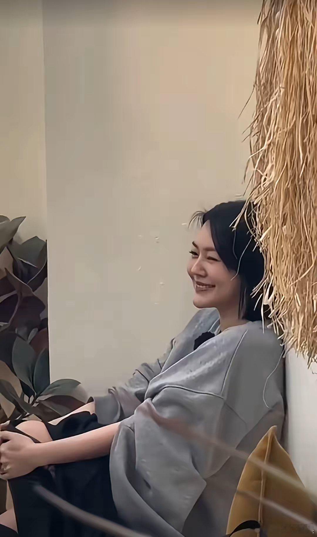 就很难理解小S，她到底是爱大S还是实际上就想消费她，她最新的复出综艺中说很对不起