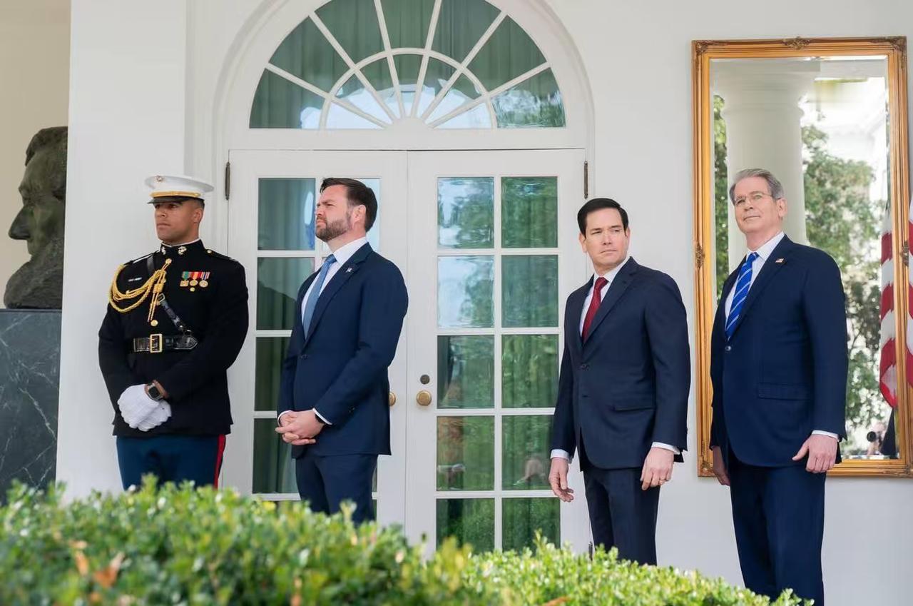 白宫现场｜特朗普内阁成员在欢迎沙特王储来访的仪式上