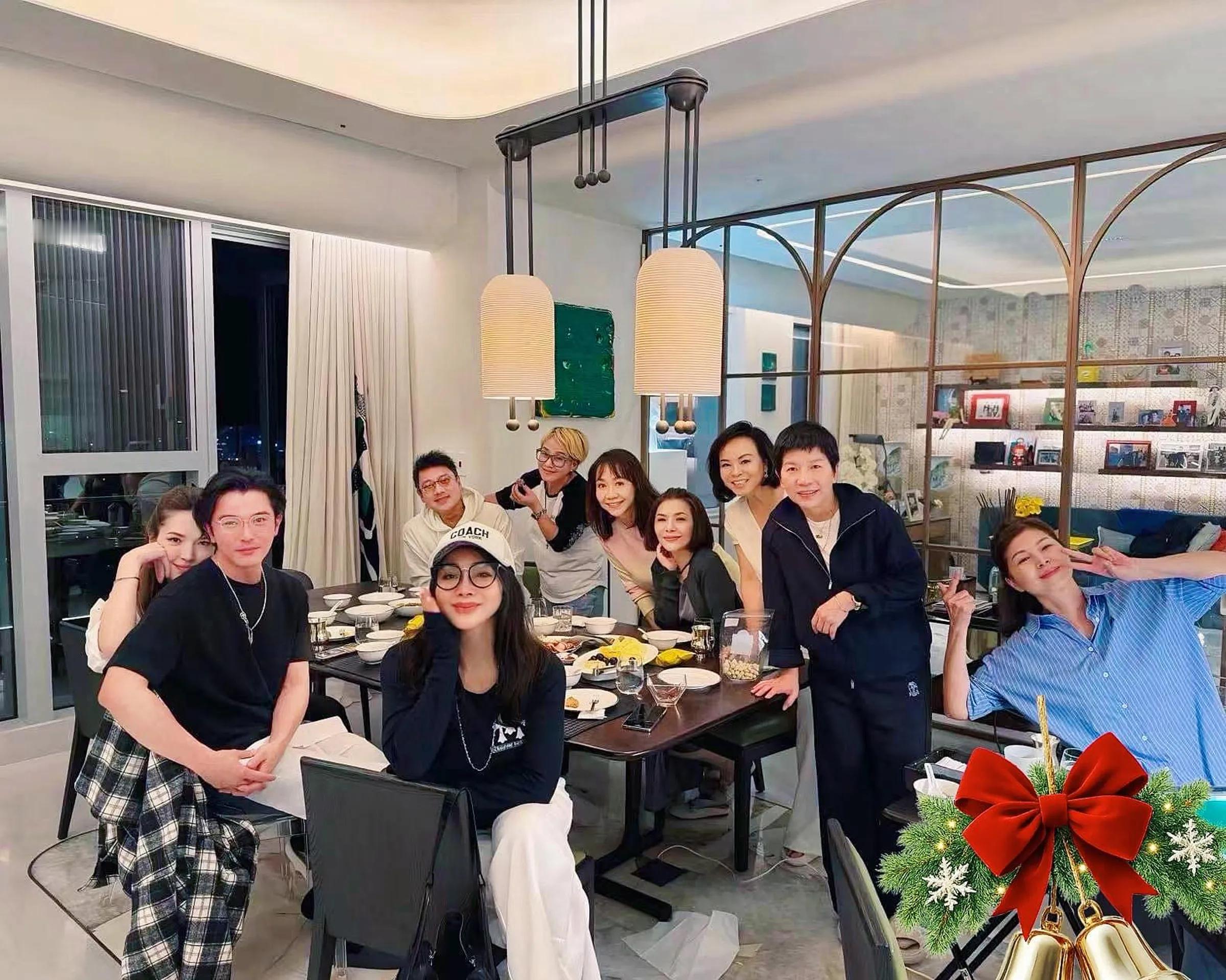 许玮甯靠在邱泽肩上 据台媒，许玮甯和邱泽日前举办了世纪婚礼，现场星光璀璨，他们可