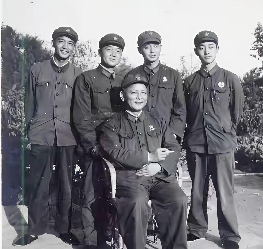 1970年，开国少将吴岱和四个儿子照了一张特殊的全家福，之所以说特殊，是因为他们