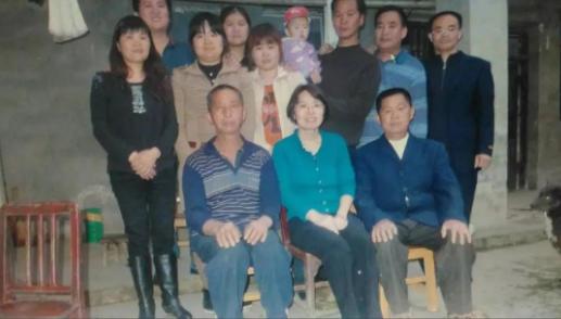 1979年的一天，台湾女孩易若莲，无意中发现了父亲一个隐瞒了30多年的大秘密！她