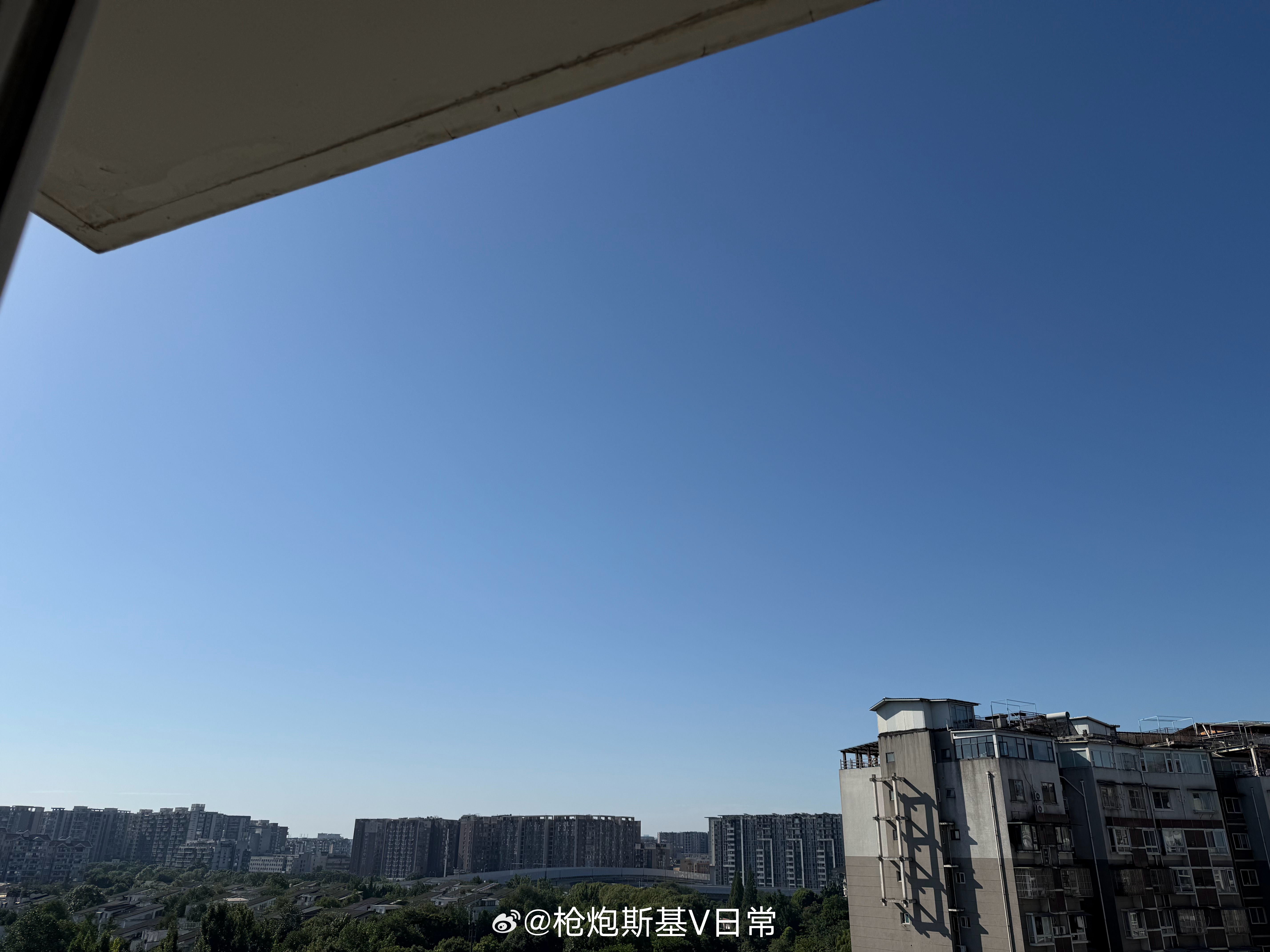今天的成都，高温预警，没有一丝云的天！感觉又是一个十分难熬的日子。成都