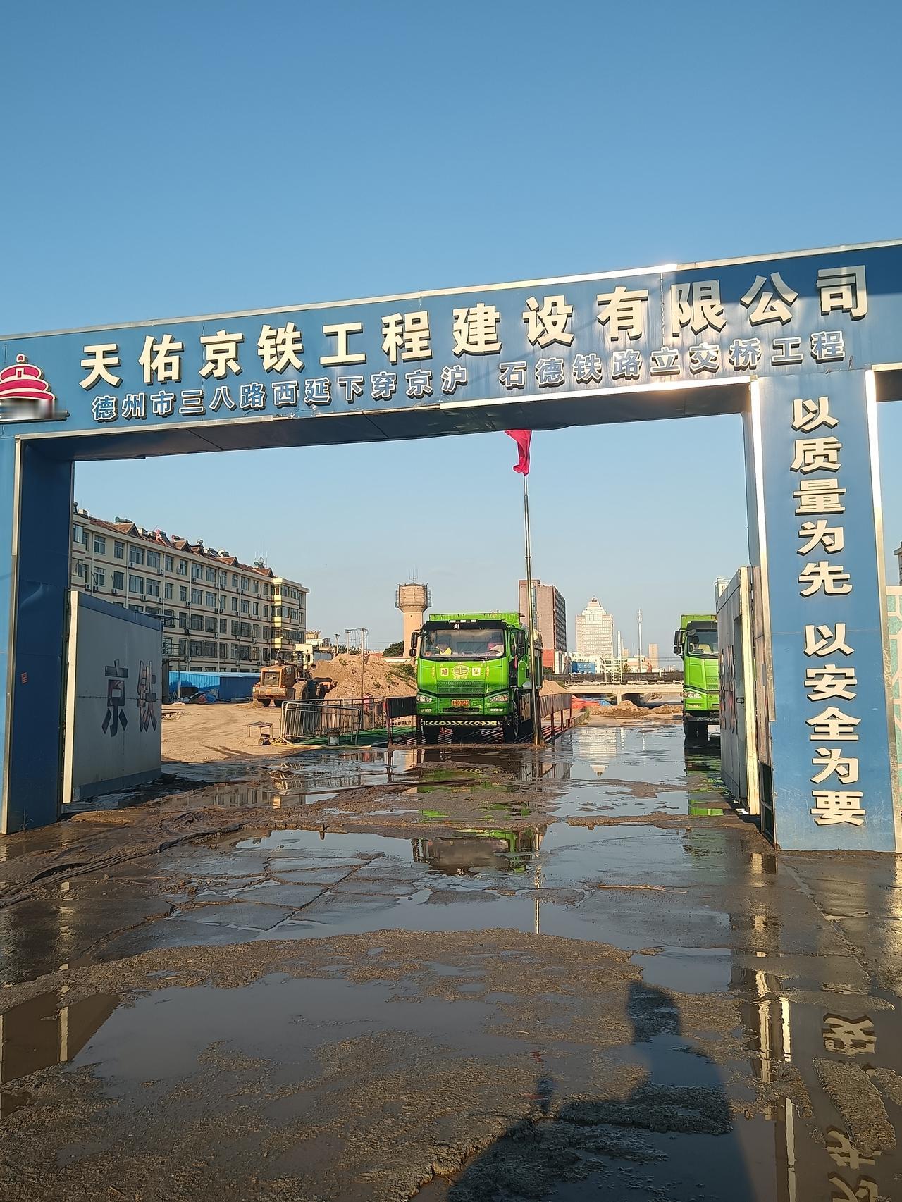 实拍德州市德城区三八路铁路涵洞，正好打开大门，拍了一下西侧的情况。