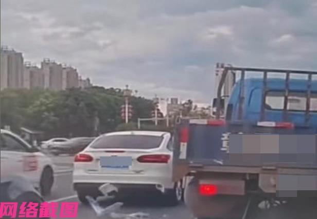 某地市区有男子路上开车等红灯，突听耳边传来车外顶上嗡嗡声，不知是何物随后就听到哐