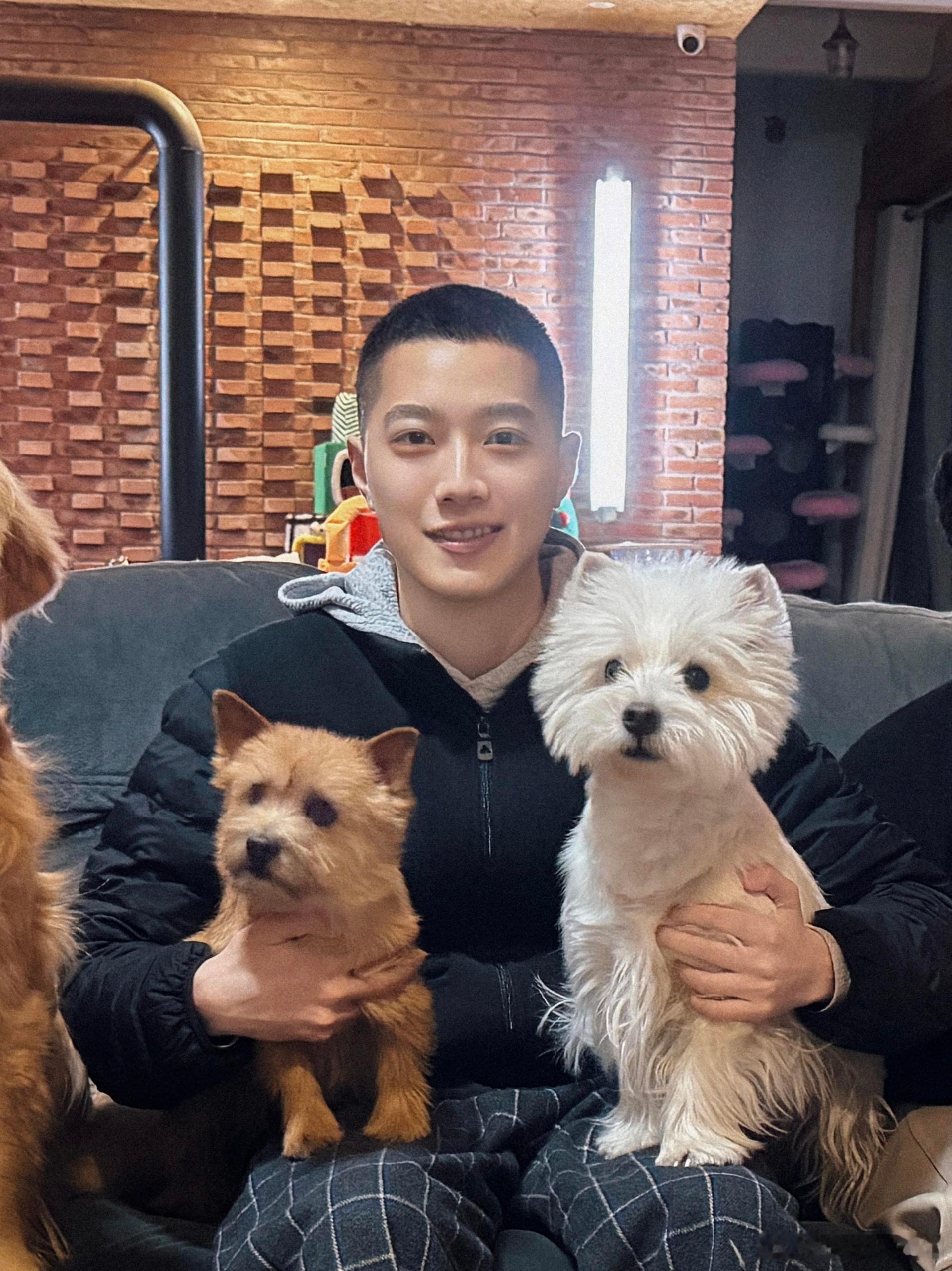 赖冠霖疑似结婚了退圈后就结婚了，这也太幸福了，当时退圈觉得好可惜，结果是偷偷幸福