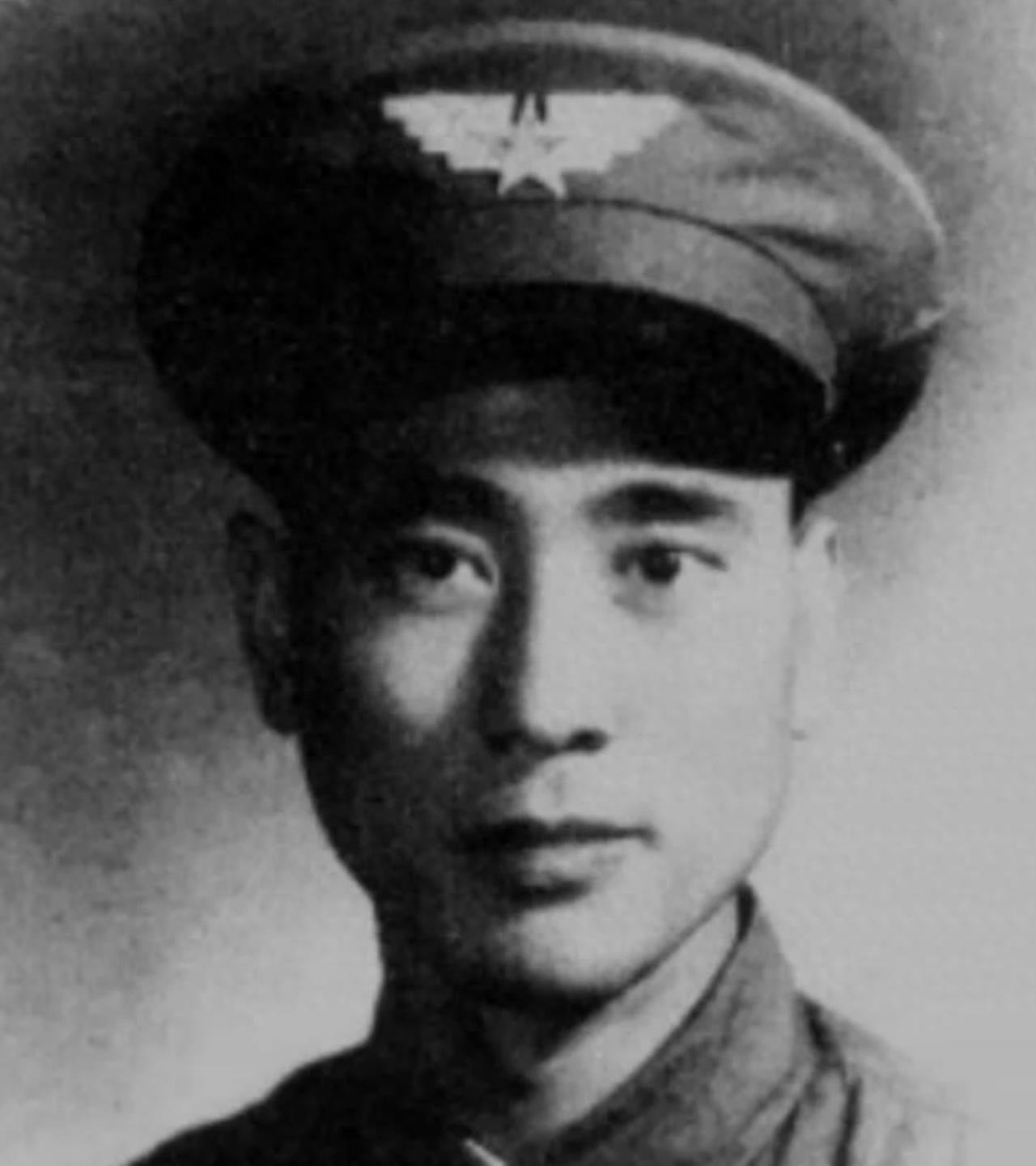 1949年2月，一架飞机在解放区坠落，当解放军赶到时，飞行员指着舱门说：“这里面