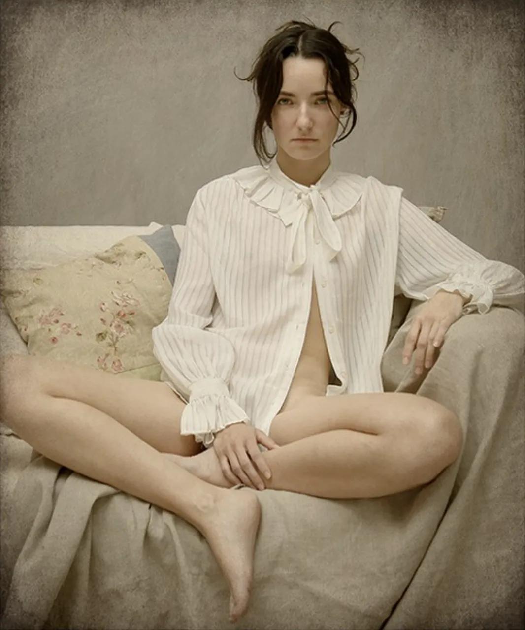 复古风少女，白衬衫与裸露肌肤的碰撞，优雅与性感并存。少女感白衬衣 白t恤女孩 白