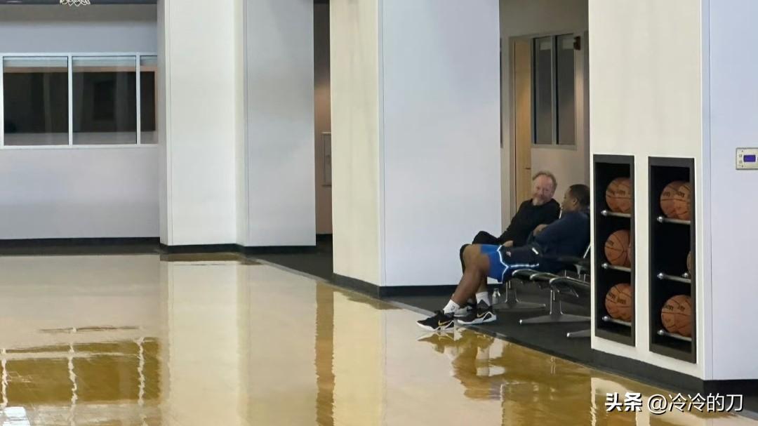 布登霍尔泽亮相雷霆训练馆属于正常现象，这是联盟下岗教练的常事。

布登霍尔泽最近