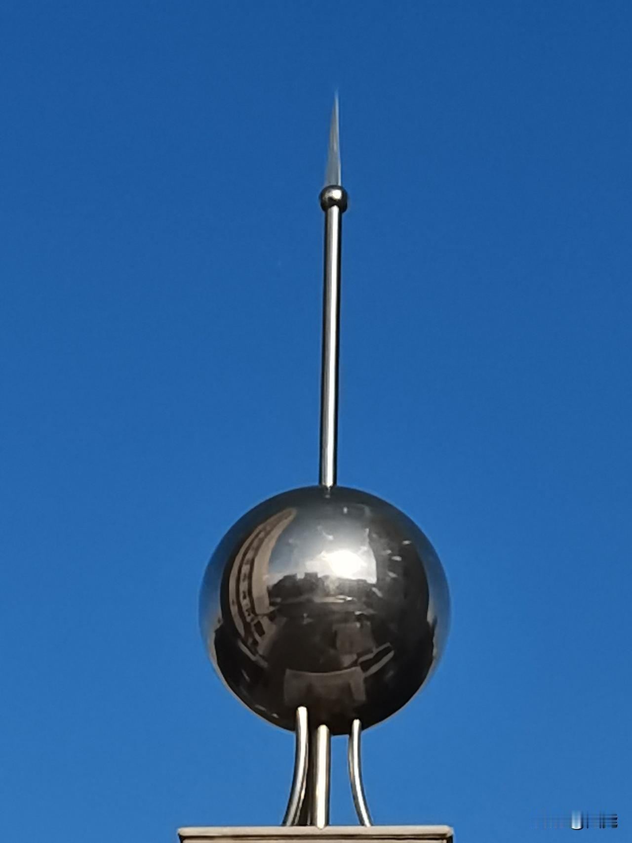 在漫长的岁月里，以不变的姿态，凝视着流变的世界和我们——仿佛在说，有些东西，凝固