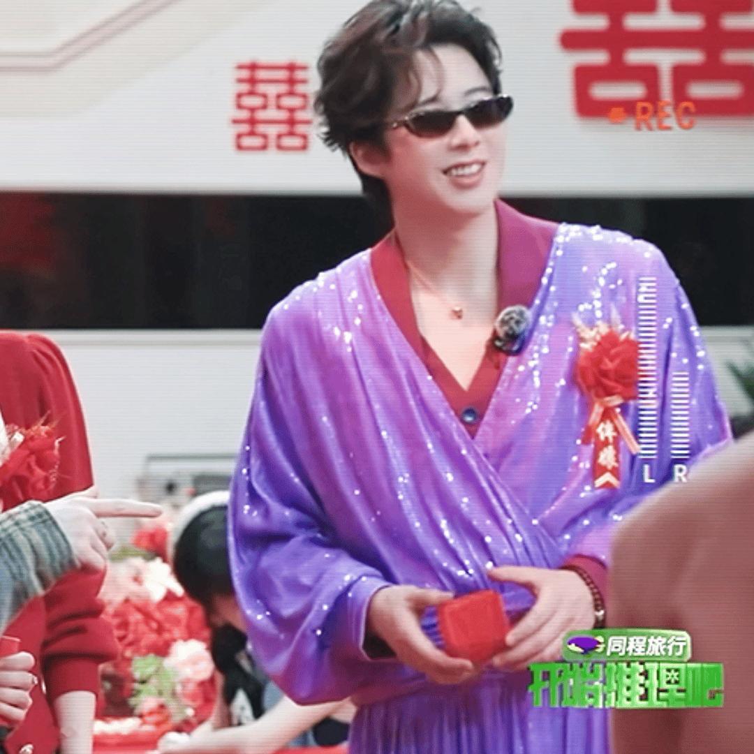 刘宇宁开始推理吧 。刘宇宁穿紫色伴娘服很有韵味      你的努力和坚持是所有人