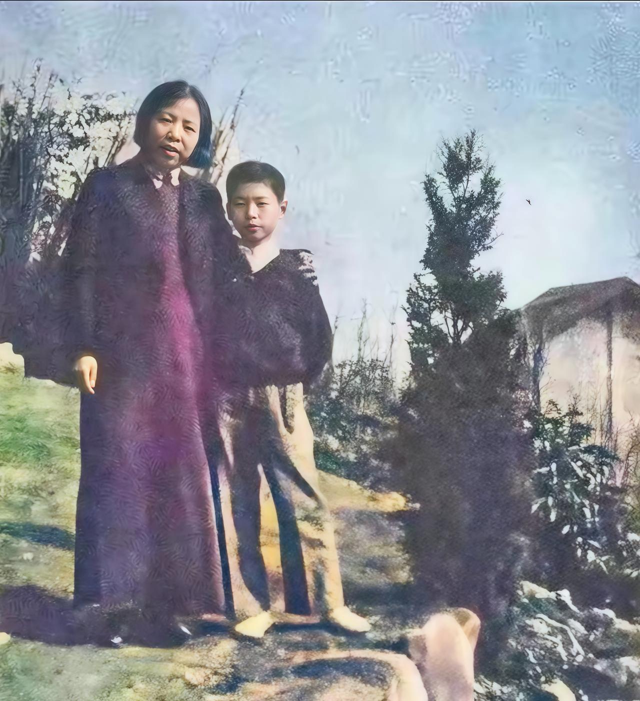 给大家看一张老照片，1940年，重庆，邓颖超身边站着一个十二三岁的少年，很多人一