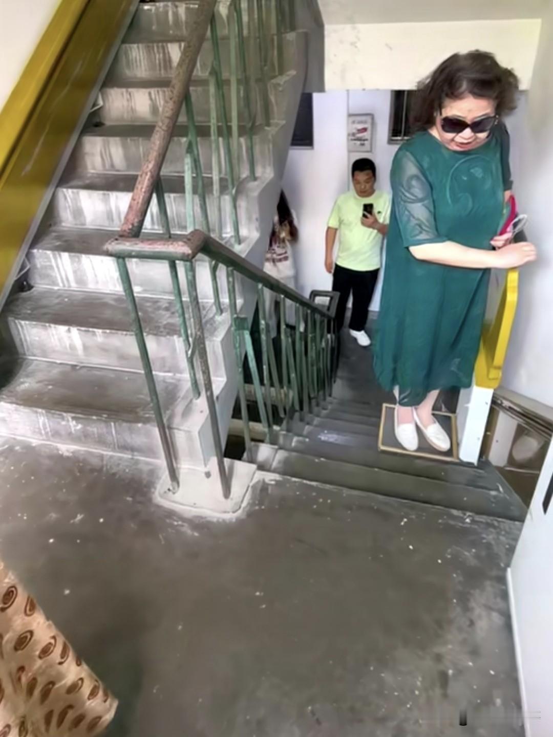 近日上海一老旧小区里加装的简易电梯引发热议，这种电梯设置在楼梯间一侧，占用空间小