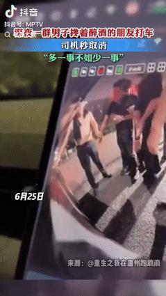 太明智了！浙江，一网约车司机深夜去接客人，不料却看到一群男子架着醉酒男子，准备把