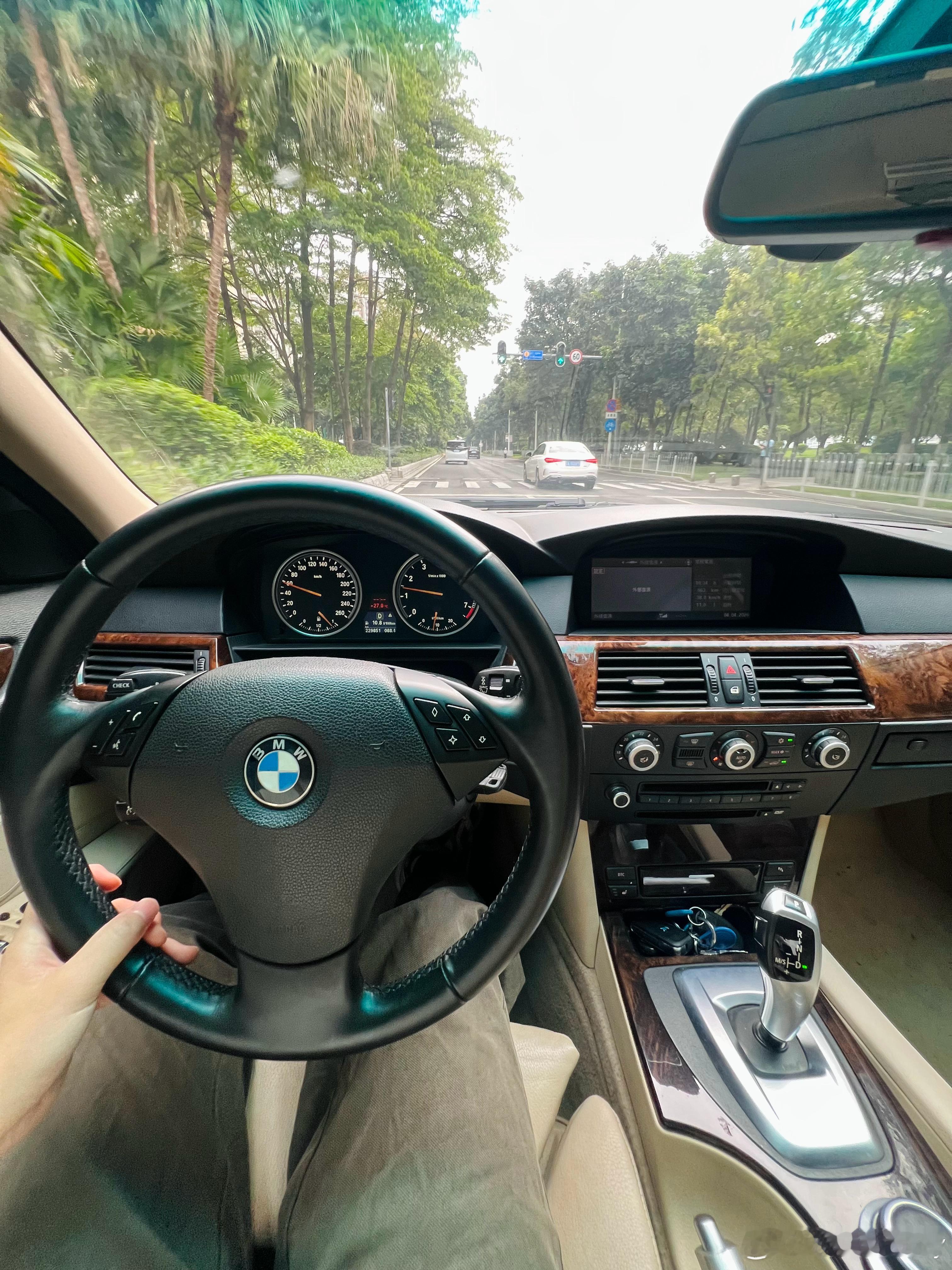 手头上没啥车在广州能开了，只能开开朋友的E60代步，不知道是油箱不大还是我跑得多