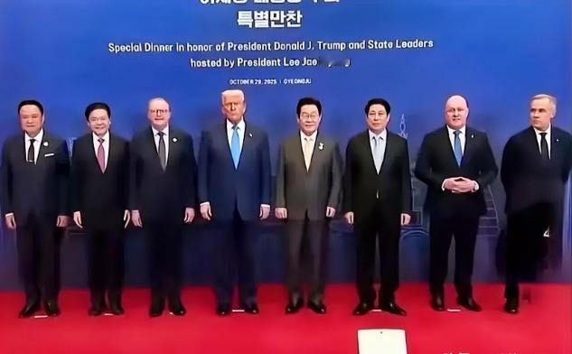 从这张照片看出谁就是大小王了！
川普就是标准的C位，东道主韩国李在明紧挨着川普，