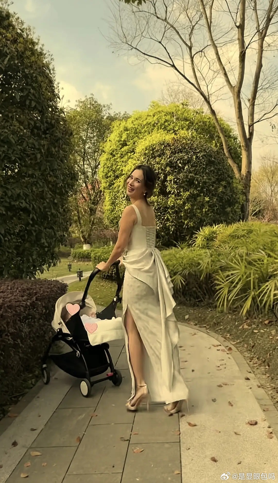 41岁卢靖姗春天遛娃，她穿吊带长裙好漂亮！与二胎儿子同框超有爱！ 