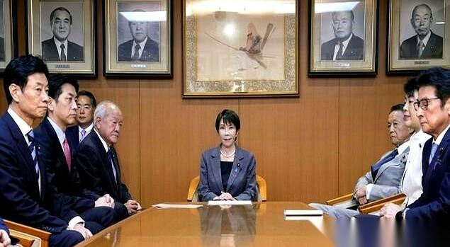 7月30日的日本政坛传出一则新闻，首相高市早苗在党内会议上抛出一个极其激进的方案