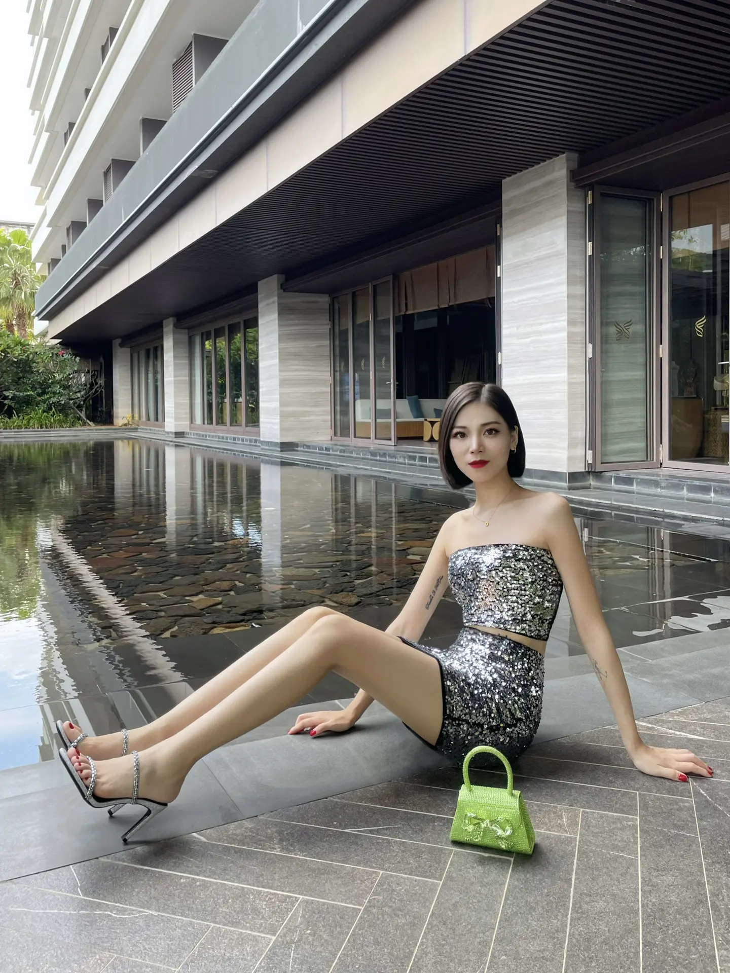 时光让脸庞渐渐发光，现在的我最闪亮✨。九月份秋季新look来啦！！虽然...