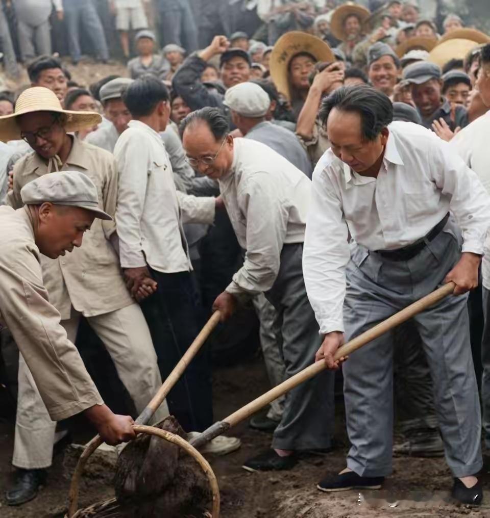 遍地都是“人民”二字，读懂毛主席刻在骨子里的人民情怀
 
为什么全国各地到处都是