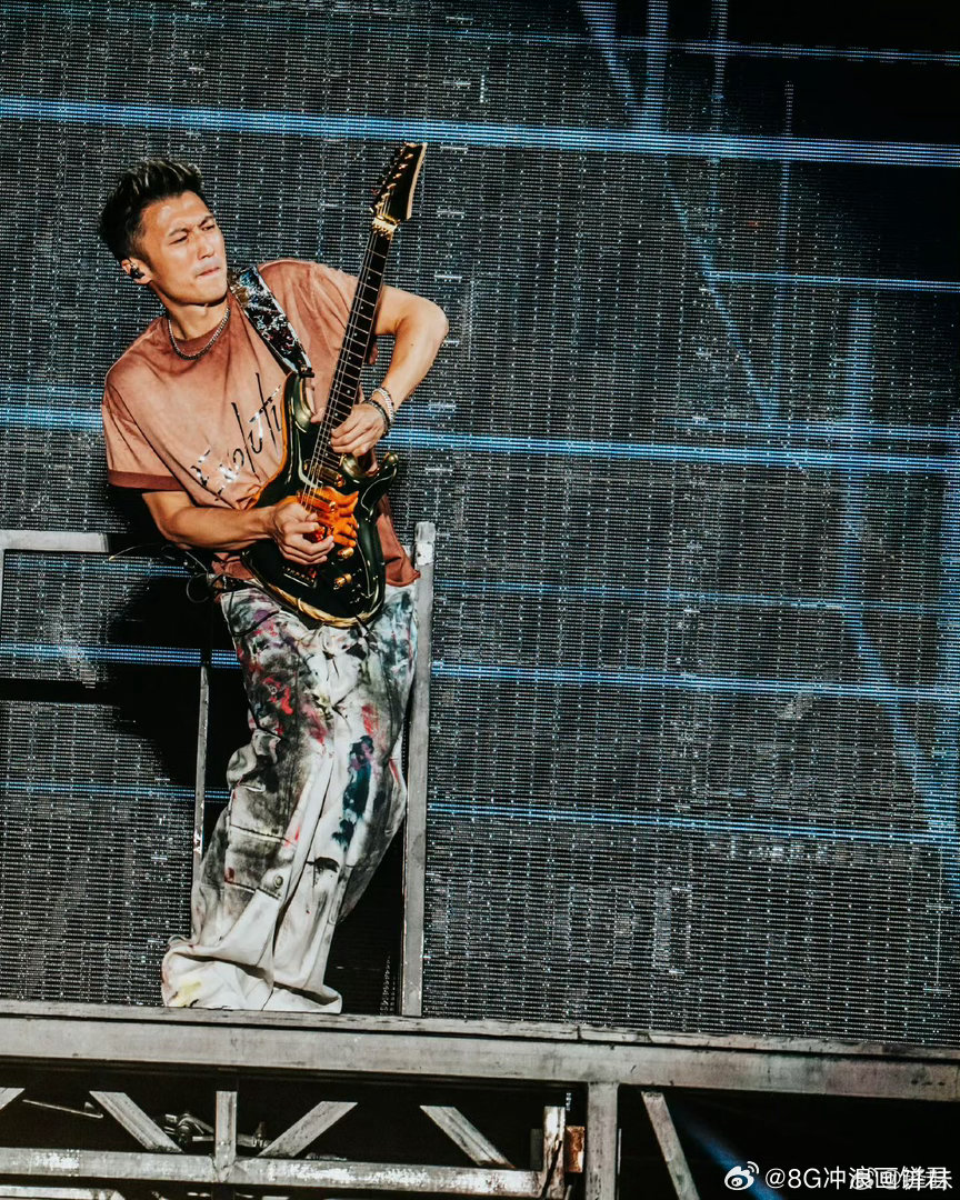 谢霆锋金发脏辫锋哥这波摇滚暴击，把《推倒重来》唱成了宣言书——是非颠倒又何妨？我