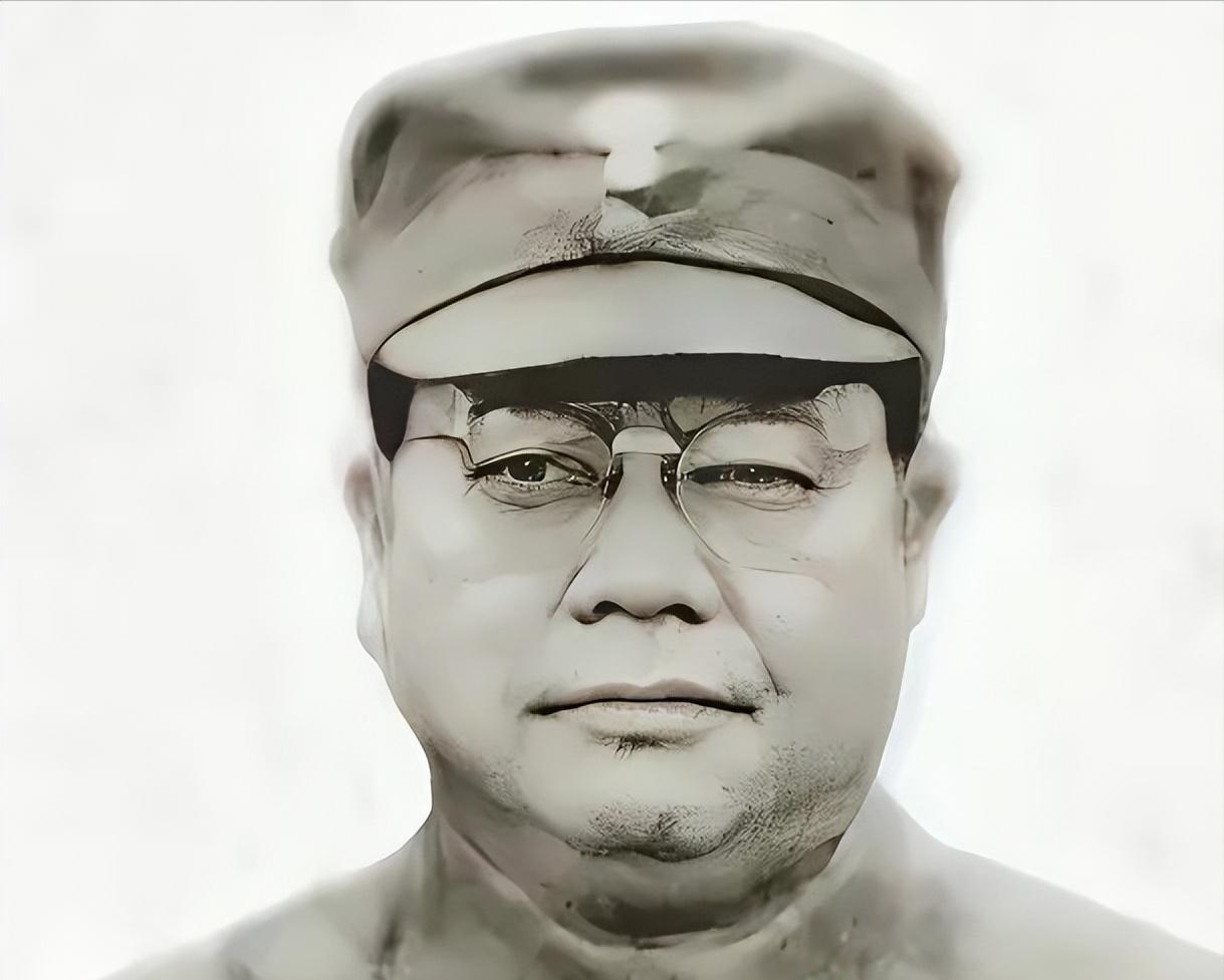 938年，桂军189师长俘虏了两名日军。看着日军矮小的身材，师长凌压西没说话，蹲