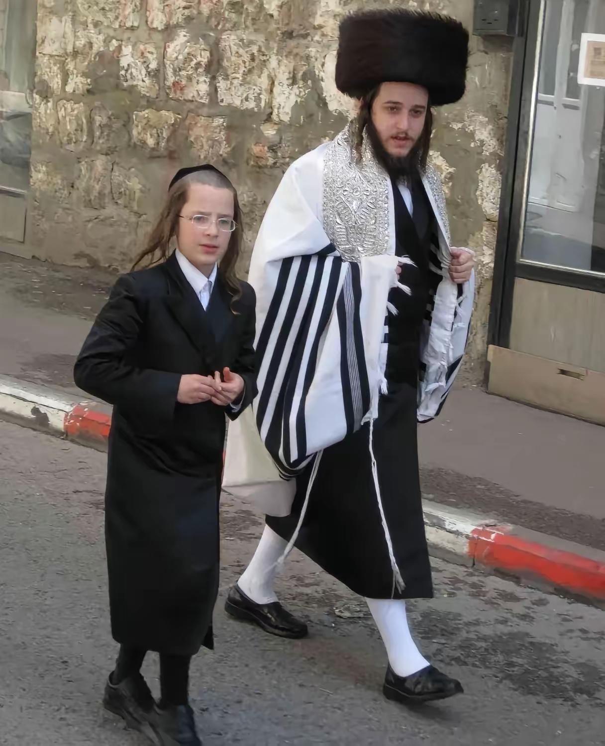 犹太人信什么教？
有人说是信犹太教，也有人说信基督教，其实都不是，我觉得他们只信