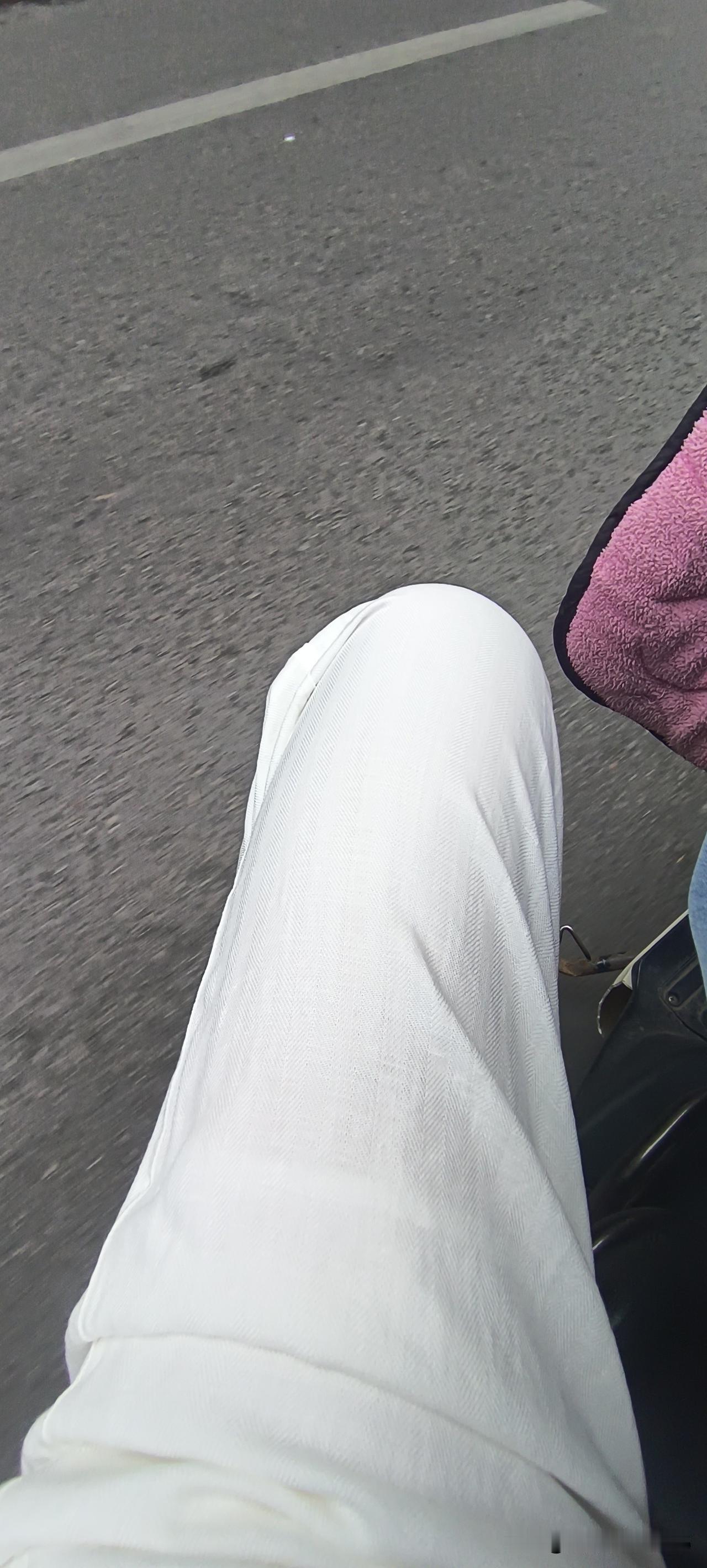 在与辉同行买的这条棉麻的白色裤子，除了版型不好之外，材质是真的好。
为什么说版型
