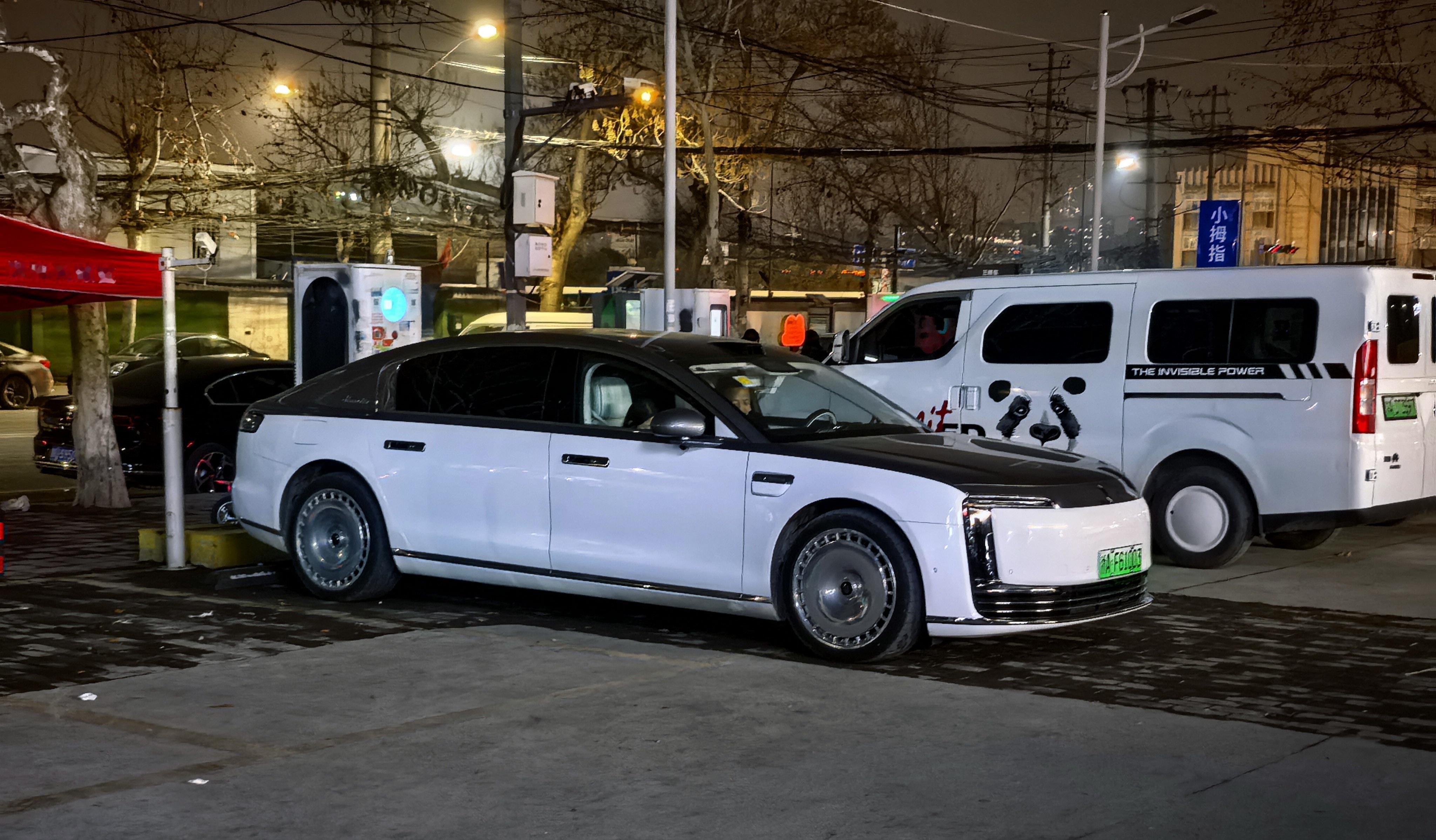 昨天晚上走路，发现一辆尊界S800