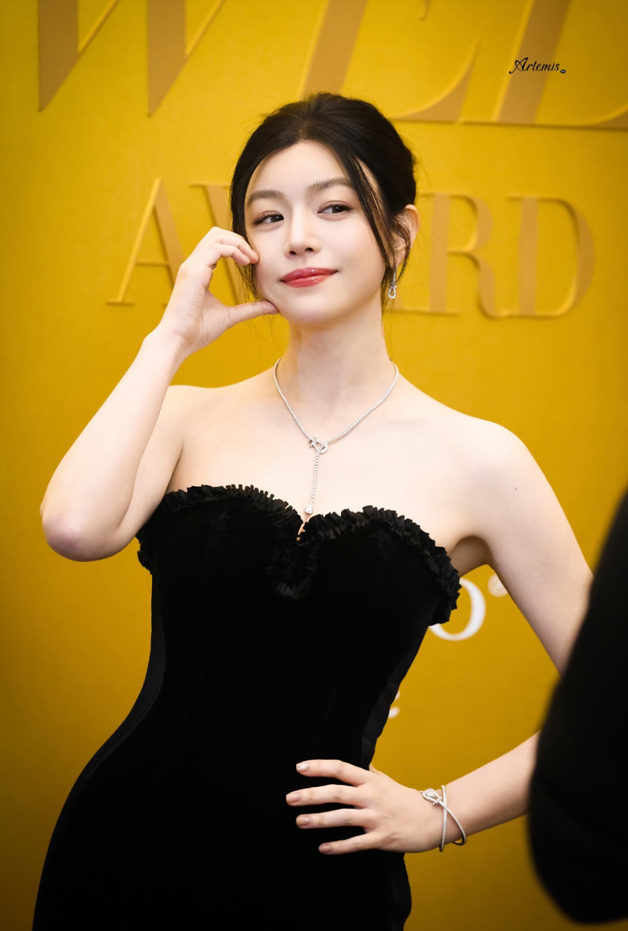 陈妍希脸颊比心好甜 妹妹姐的脸颊比心要甜死谁🥺 