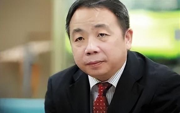 四川出生、北大毕业，他入日籍后靠反华上位，被制裁一周年又窜台叫板。

2026年