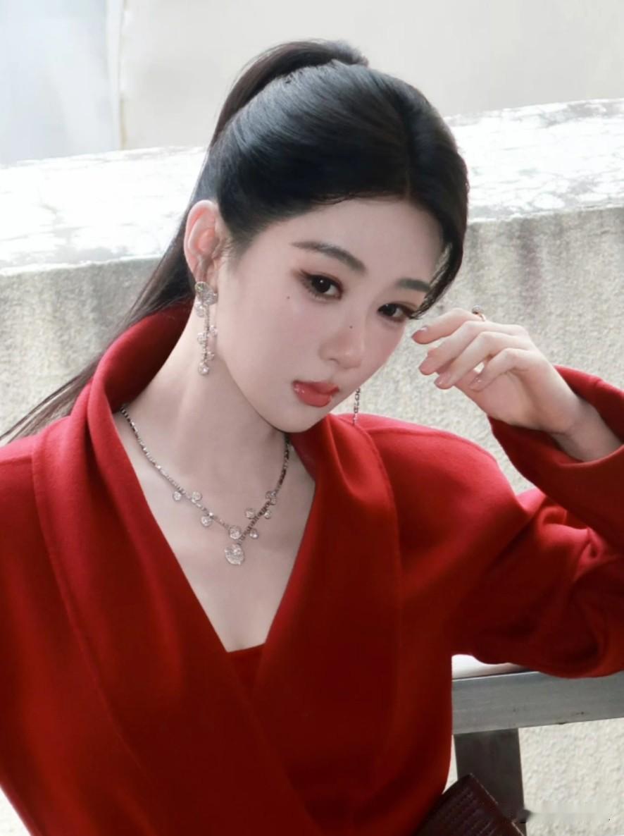 杨紫金鹰节晚宴造型出炉了，
这次的造型真的是太飒了，
一身红色的套装裙搭配高马尾