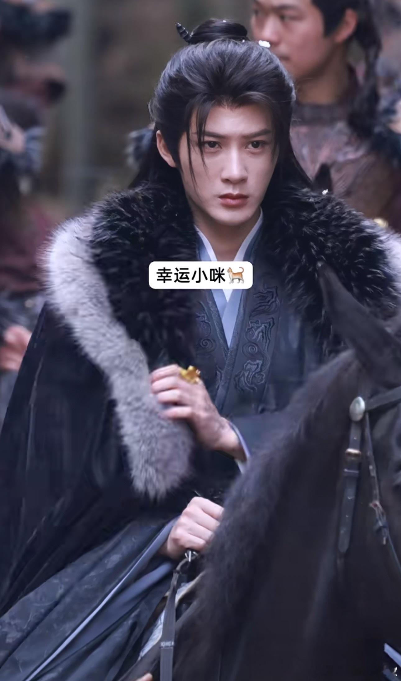 檀健次原相机无修生图，看着镜头邪魅一笑 