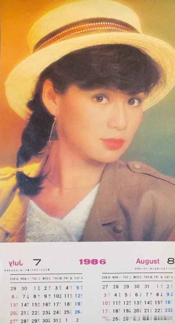 🧡永远的翁美玲👇
戴着草帽的模样娇俏又灵动，
哪怕隔着几十年的光阴，
依旧能