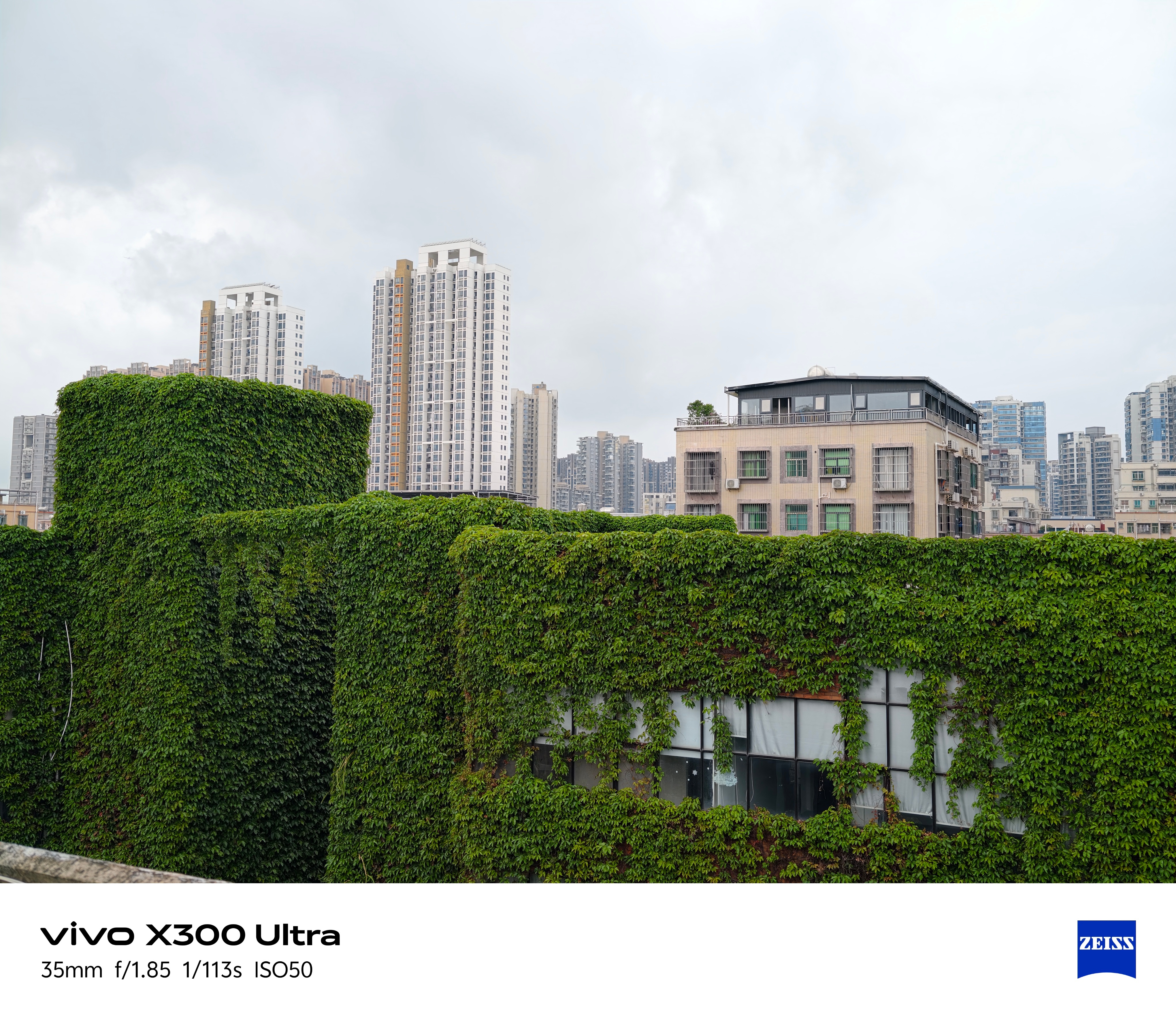 昨天用 3D 打印做了个专属配件，把 vivo X300 Ultra 摄影师套装