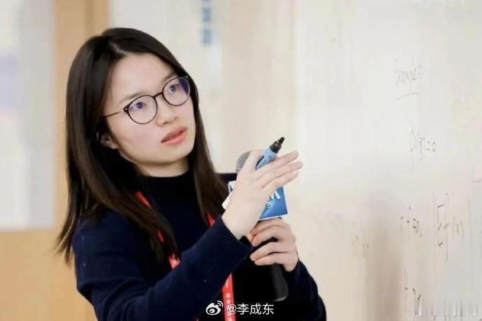 著名数学家、菲尔兹奖得主丘成桐说，九零后王虹是年轻一代中最伟大、最重要的中国学者