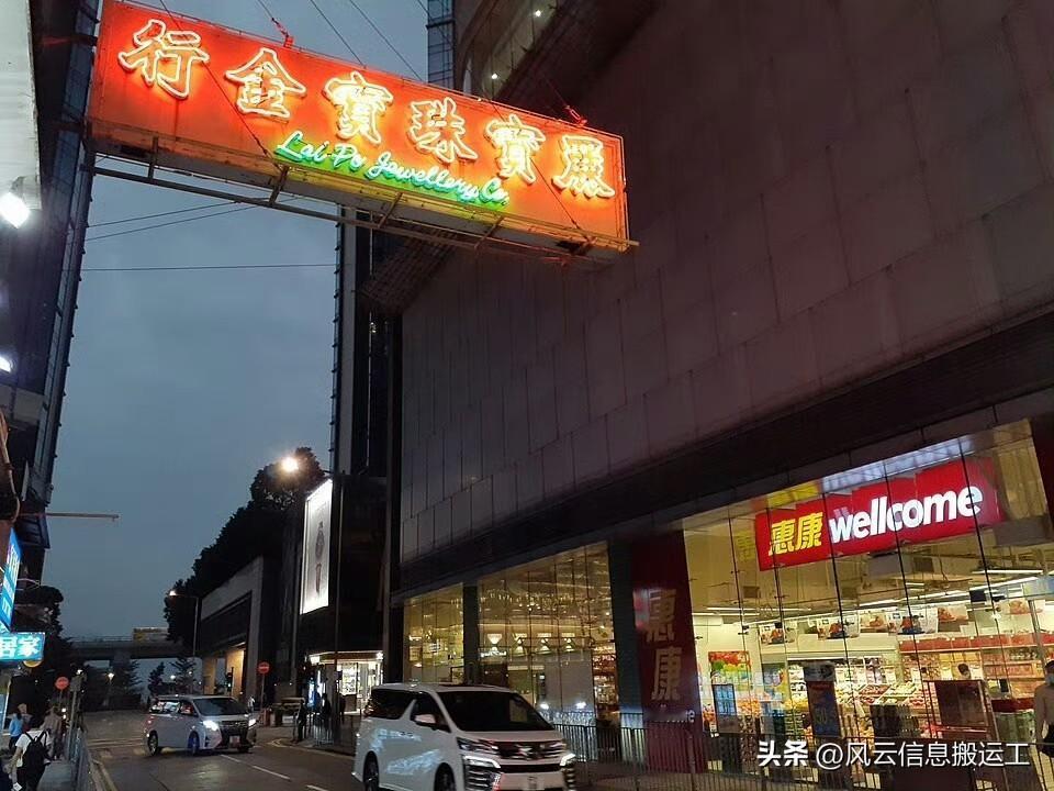 香港街头，工人在维修霓虹灯招牌。

霓虹灯招牌曾是“东方之珠”的标志性街景，自2