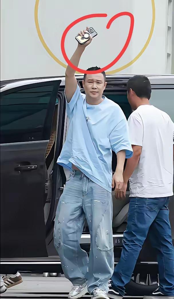 你们认识他吗？
他在2008年很红，相信没有人不认识的呀
他在娱乐圈里都是数一数