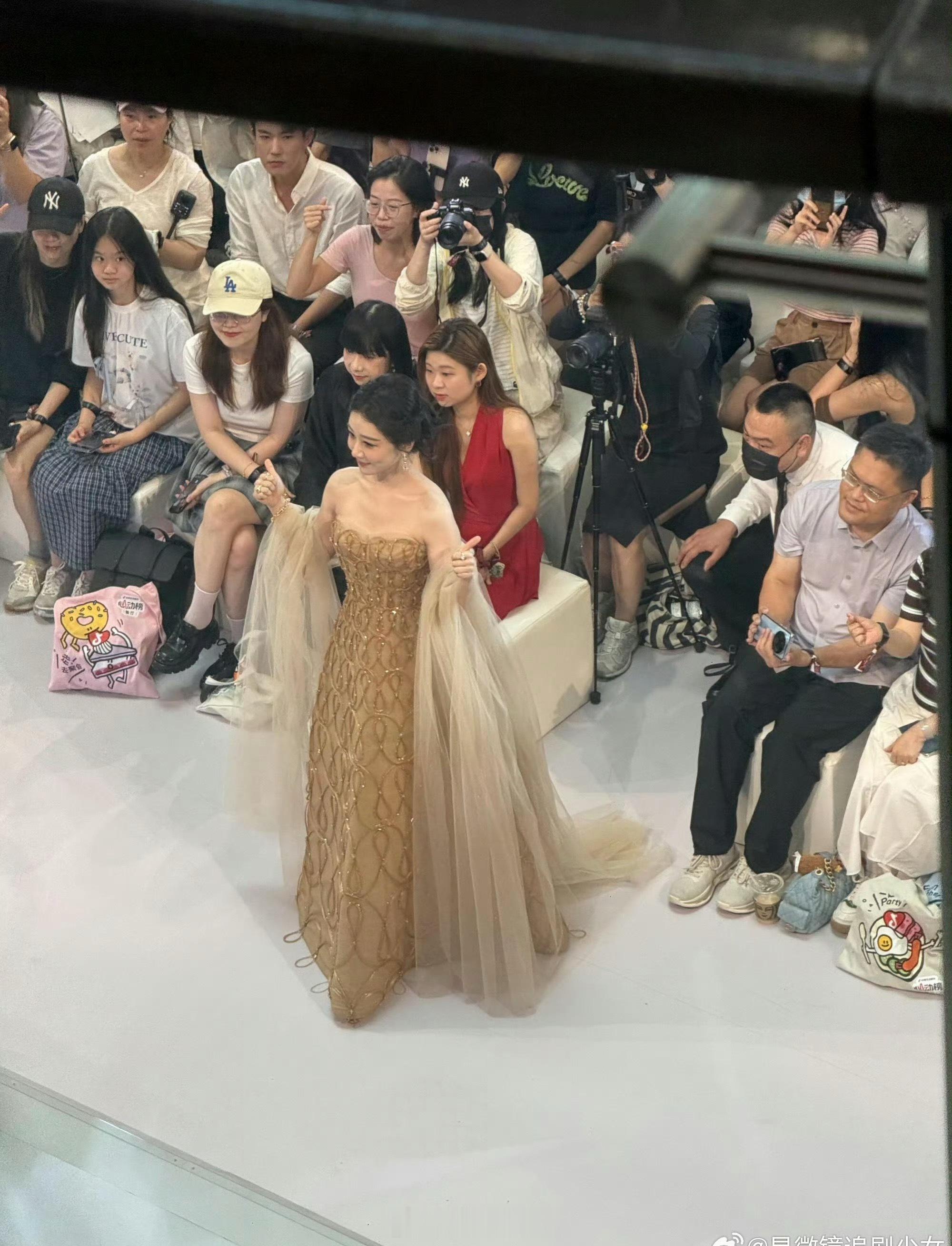 为什么电视机的比例不能友好点，我们女明星都成啥样了男明星倒是挺惯着自己的杨紫都瘦