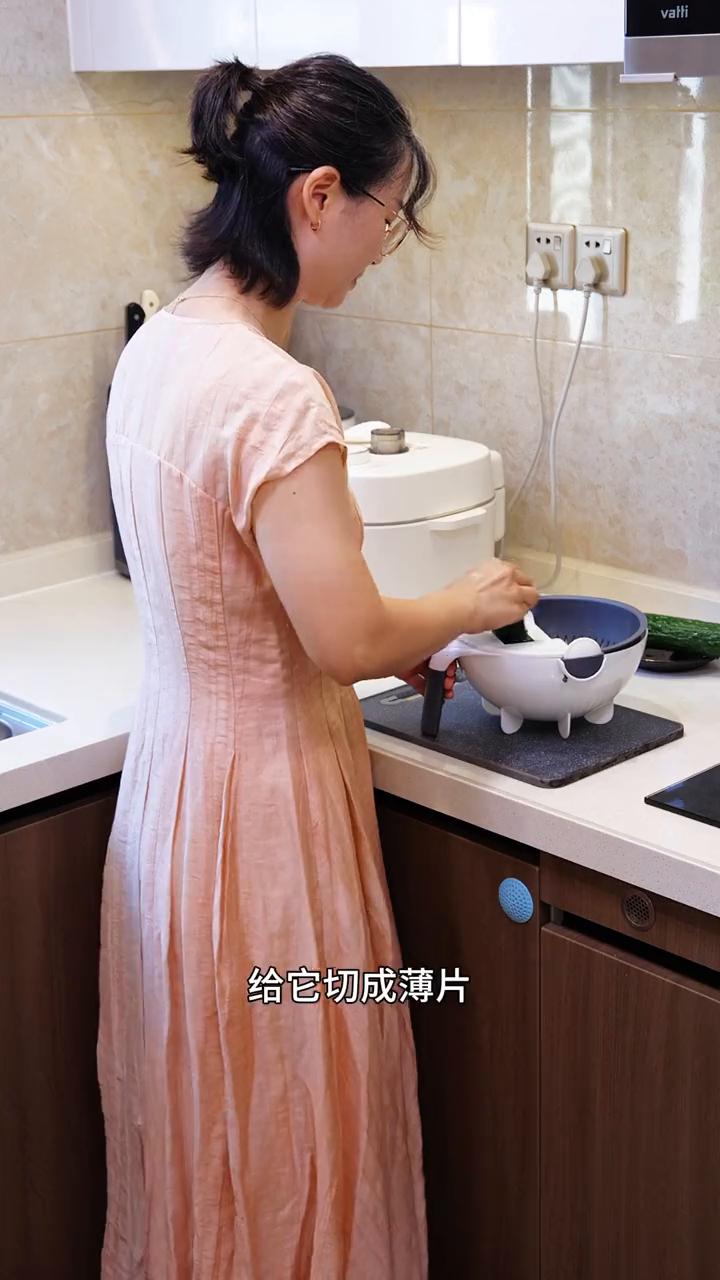 上次去饭店吃到一个紫菜脆黄瓜，很好吃，又脆又香，回来我又做了好多次。
·黄瓜就选