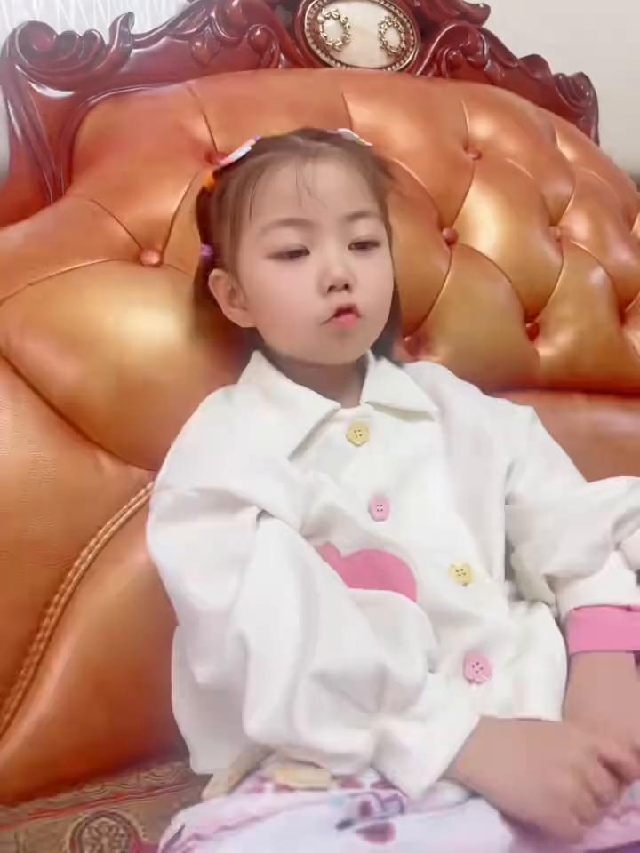 大家好，又来给大家背背诗了。绝句
唐，杜甫。
迟日江山丽，春风花草香。
泥融飞燕