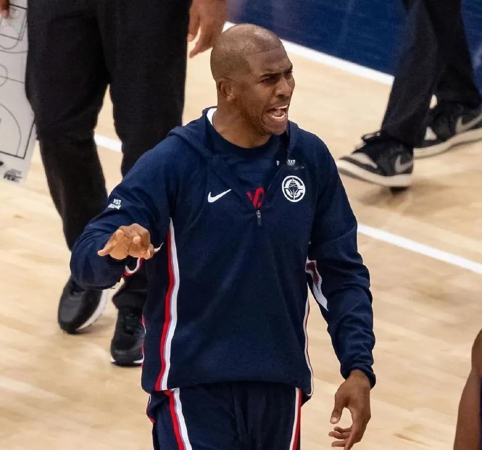 保罗离队原因曝光:

保罗被快船遣送回家的原因曝光，保罗对目前快船的阵容不满意，