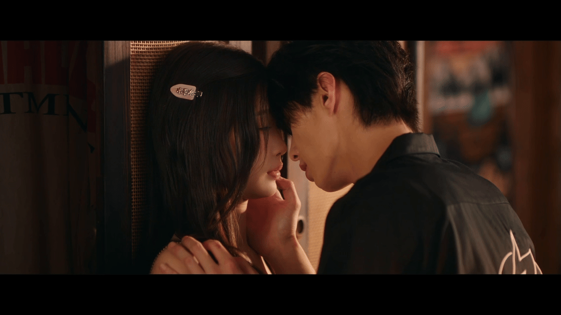 内娱居然拍出了这样的克制吻 这段吻戏太会了！升温到顶点突然刹车，喘气对视全是隐忍