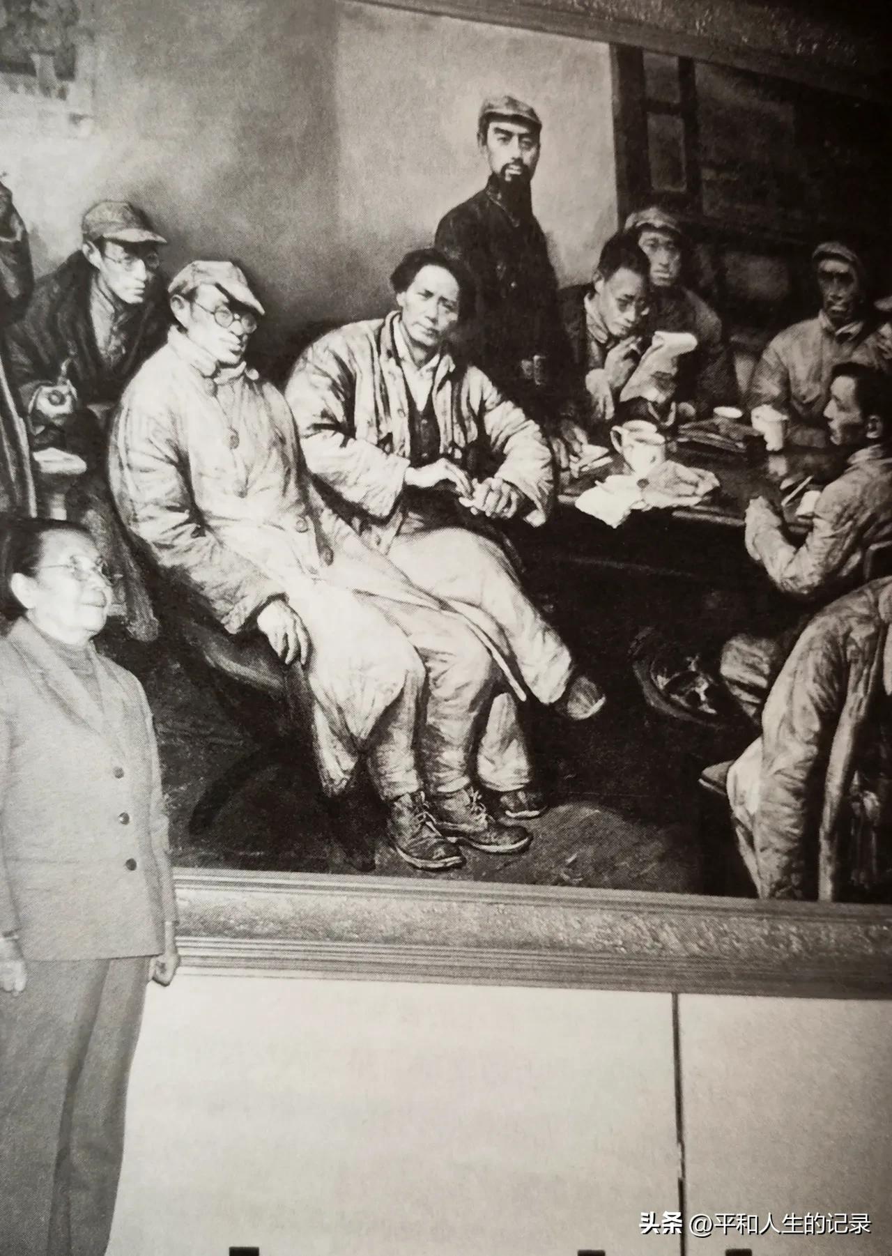 张闻天的夫人刘英参观中国军事博物馆时，与遵义会议画像留影。