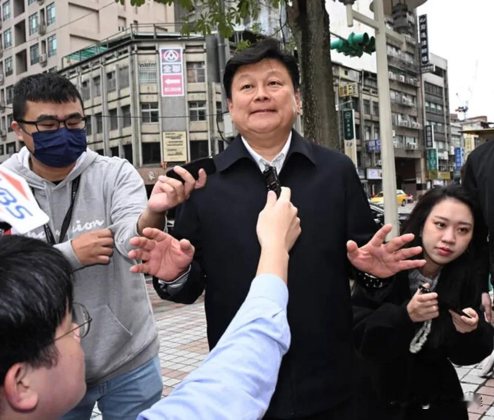 正所谓按下葫芦浮起瓢。国民党内的风暴一直停不下来。国民党“立委”傅崐萁在放弃与韩